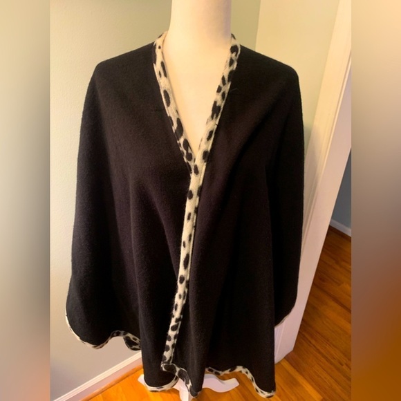 Fraas black wrap with animal print trim one size